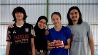 Duta juga kerap mengunggah momen kuliner bersama keluarganya. Salah satunya saat merayakan ulang tahun sang anak. Foto: Instagram @pakduta