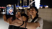 Vokalis Sheila On 7 ini diketahui sangat mencintai keluarganya. Ini salah satu momen mereka saat liburan di Singapura. Foto: Instagram @pakduta