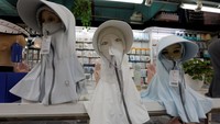 Facekinis merupakan masker wajah dengan lubang khusus untuk bagian mata dan hidung. (REUTERS/Florence Lo)