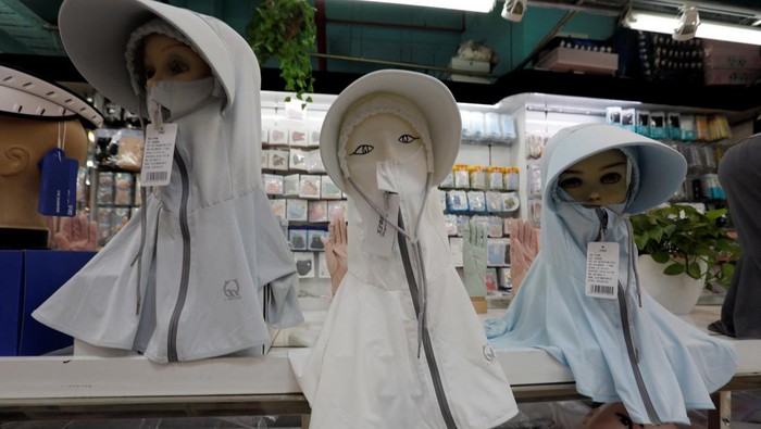 Facekinis Jadi Tren Baru Warga China Gegara Panas Menggila Mannequins with sun protection headgear are seen displayed at a store in a shopping mall, amid a yellow alert for heatwave in Beijing, China July 19, 2023. REUTERS/Florence Lo