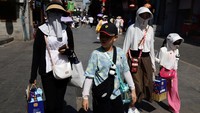 Pada Minggu (16/7), media lokal Xinjiang Daily melaporkan Kota Sanbao bersuhu 52,2 derajat Celsius. Suhu panas itu diperkirakan berlangsung hingga pekan ini. (REUTERS/Tingshu Wang)