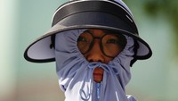 Tidak hanya facekini, warga China juga memakai manset, topi bertepi lebar, hingga jaket yang terbuat dari kain anti sinar ultraviolet untuk berkegiatan di luar rumah. (REUTERS/Tingshu Wang)