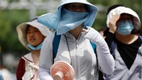 Produk itu mulai digemari warga setempat seiring dengan sengatan matahari yang makin menggila. (REUTERS/Tingshu Wang)