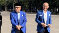 Pantauan di lapangan, Zulhas tampak hadir mengenakan jas PAN berwarna biru lengkap dengan peci. Zulhas didampingi Sekjen PAN, Eddy Suparno tiba sekira pukul 15.15 WIB.