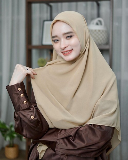 Foto Gaya hijab Inara Rusli yang menjadi inspirasi muslimah.