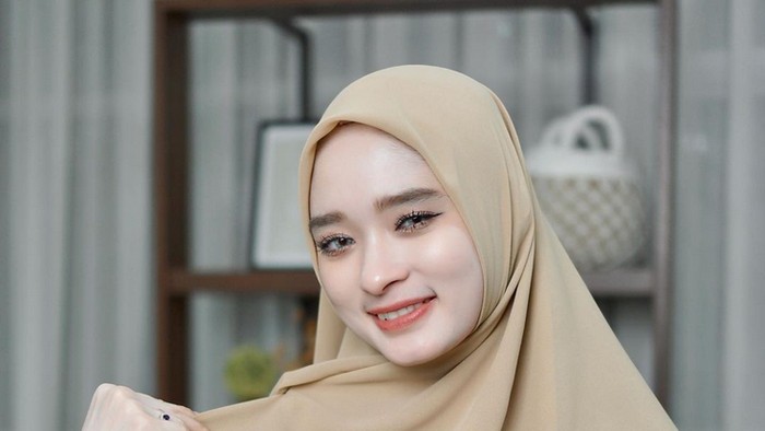 Foto Gaya hijab Inara Rusli yang menjadi inspirasi muslimah.