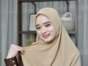 Gaya Hijab Inara Rusli Jadi Tren Hijabers, Ini Items Fashion Wajibnya