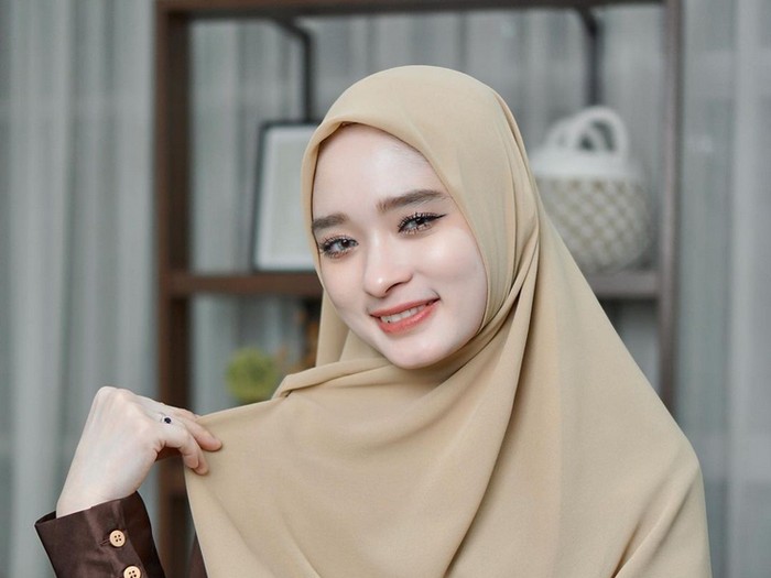 Foto Gaya hijab Inara Rusli yang menjadi inspirasi muslimah.