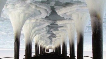 Seolah memproduksi awan. Padahal jembatan terbalik dengan permukaan bersalju. Foto: Boredpanda