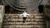 Seperti ada portal menuju dimensi lain di belakang wanita itu (Foto: Boredpanda)