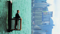 Foto ini seperti seorang lelaki yang berdiri di atas balkon yang keluar dari air (Foto: Boredpanda)