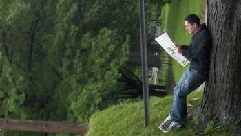 Bersandar di pohon. Foto: Boredpanda