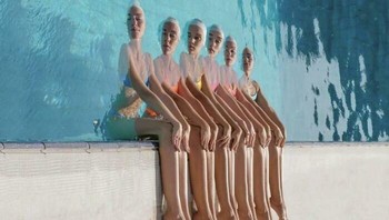 Bersandar di permukaan air. Foto: Boredpanda