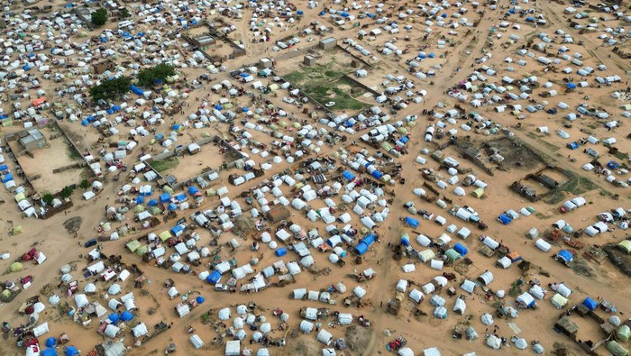 Foto Udara Pengungsian Sudan di Chad An aerial view of makeshift shelters of Sudanese, who fled the conflict in Sudan's Darfur region, in Adre, Chad July 20, 2023. REUTERS/Zohra Bensemra