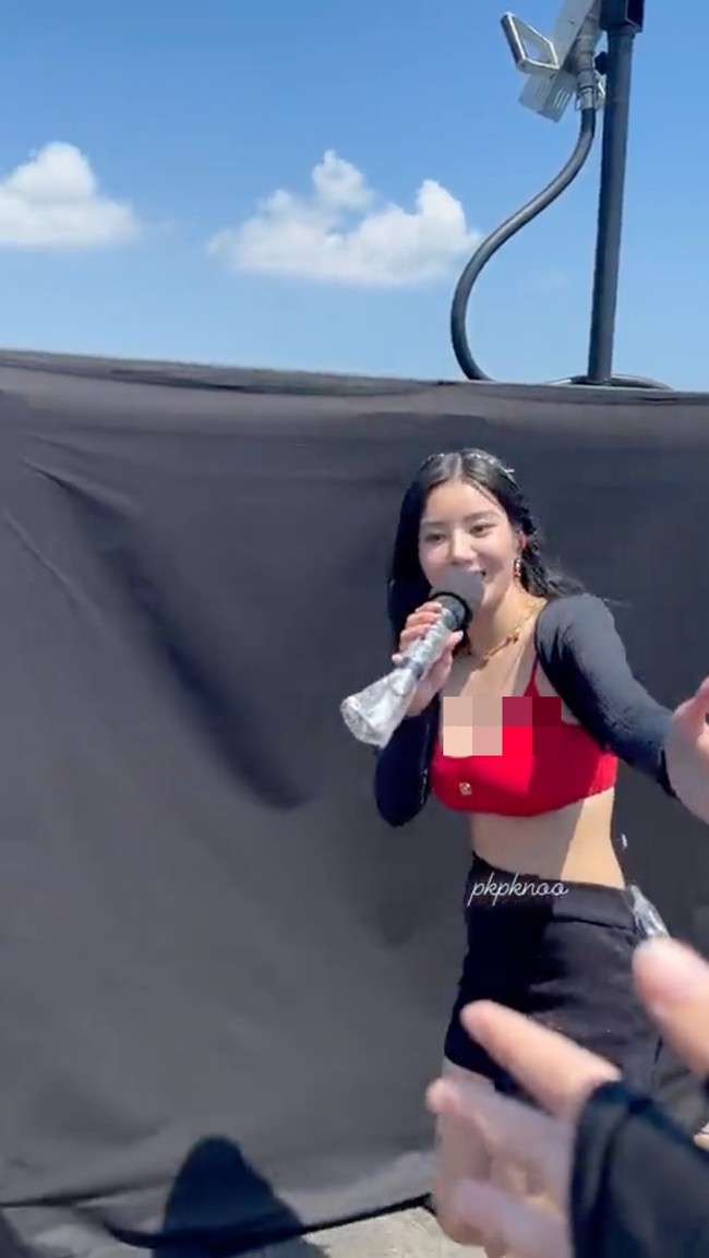 Kali ini Kwon Eunbi memakai bikini merah Dolce & Gabbana di balik cardigan hitam. Atasan tersebut dipadukannya dengan rok pendek berwarna sama. Foto: Instagram