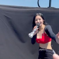 Kali ini Kwon Eunbi memakai bikini merah Dolce & Gabbana di balik cardigan hitam. Atasan tersebut dipadukannya dengan rok pendek berwarna sama. Foto: Instagram