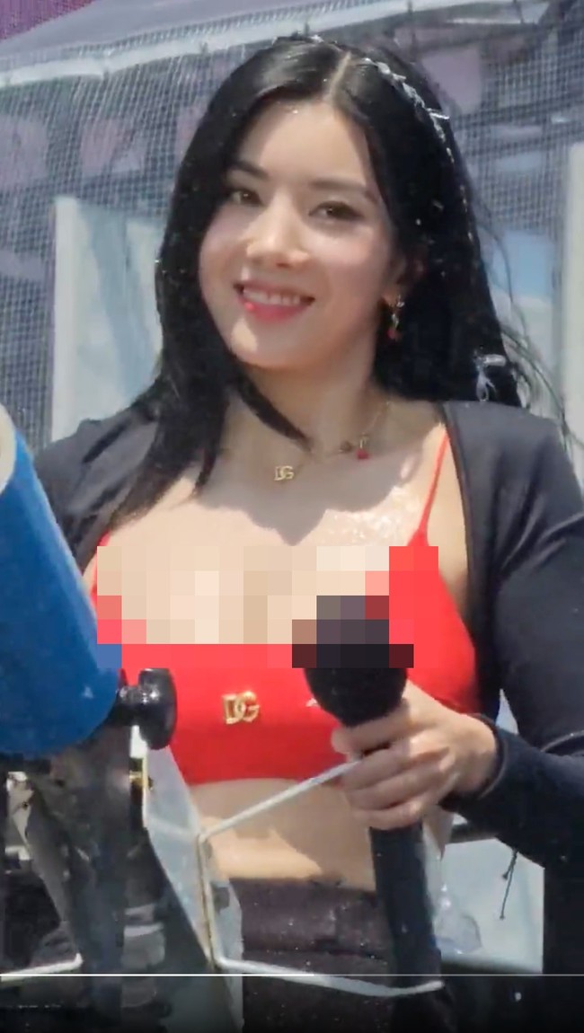 Festival itu identik dengan penampilan seksi artisnya yang tampil basah-basahan di atas panggung. Sebelumnya Kwon Eunbi viral saat meramaikan Waterbomb di Korea Selatan memakai bikini Burberry. Foto: Instagram