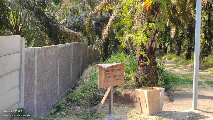 Akses jalan gereja di Jambi ditutup dengan tembok.