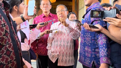 Gubernur Bali Wayan Koster seusai menghadiri Rapat Paripurna ke-33 DPRD Provinsi Bali di Kantor DPRD Bali, Senin (24/7/2023). (I Nyoman Adhistaya Sawitra)