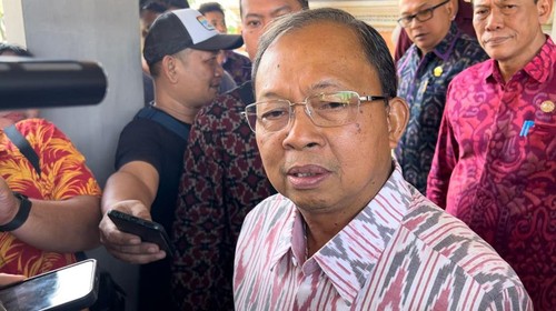 Gubernur Bali Wayan Koster seusai menghadiri Rapat Paripurna ke-33 DPRD Provinsi Bali di Kantor DPRD Bali, Senin (24/7/2023).