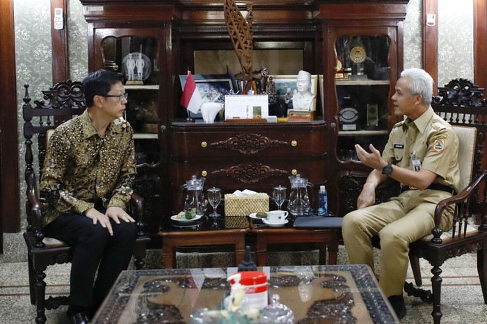 Gubernur Jawa Tengah Ganjar Pranowo menerima kunjungan courtesy call Duta Besar Kerajaan Thailand Prapan Disyatat di Puri Gedeh, Kota Semarang.