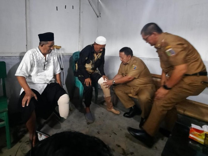 Gubernur Lampung memberi bantuan kaki palsu untuk dua penyandang disabilitas.