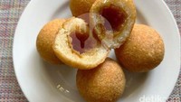 Di Kelapa Gading, kamu bisa menemukan penjual combro misro enak dari Combro Misro Karyono. Ukuran combro dan misronya besar, dengan isian padat dan enak. Satu buahnya dibanderol harga Rp 3.000 an saja. Foto : GoFood