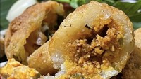 Dapur Mommy Louise di Tangerang menawarkan jajanan combro dan misro. Diantara kedua ini, yang paling terkenal adalah combronya. Karena punya ukuran jumbo dan isiannya bisa pilih ayam, oncom, atau cakalang. Satu buahnya dibanderol harga Rp 8 ribuan. Foto : @dapurmommylouise