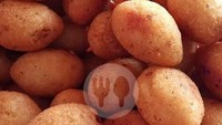 Penjual combro dan misro ini selalu ramai. Lokasinya di Taman Solo, Cempaka Putih. Sesuai namanya ‘Combro Ranjau’, mereka menawarkan combro berisi oncom dan cabe super pedas. Ada juga misro yang manis. Harganya Rp 1.500 saja. Foto : GoFood