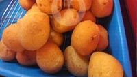 Di kawasan Glodok, ada penjual combro dan misro gerobakan dari Combro Pedas Pancoran. Combronya ditambah cabe rawit yang pedas nampol. Semua gorengannya dibuat langsung di tempat dan harganya Rp 2.000 an saja. Foto : Combro Pedas Pancoran