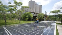 Salah satu inisiatif yang dilakukan oleh PT Semen Tonasa dalam manajemen energi yaitu dengan memanfaatkan biomassa yang bersumber dari limbah pertanian sebagai bahan bakar alternatif. Selain itu juga pemanfaatan energi baru terbarukan (EBT) dengan pemasangan panel surya untuk substitusi listrik dalam operasionalnya. 