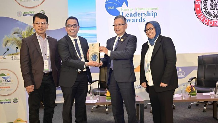 Inisiatif Energi Hijau SIG di Semen Tonasa Diganjar Penghargaan PT Semen Tonasa terpilih sebagai satu dari dua perusahaan di dunia yang memenangkan Award of Excellence in Energy Management dari Clean Energy Ministerial (CEM) pada ajang the 2023 CEM’s Energy Management Leadership Awards.