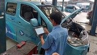 Langkah ini diwujudkan lewat pemberian standar layanan melalui tiga pilar utama antara lain armada yang terstandarisasi, pengemudi yang profesional, dan kemudahan layanan mobilitas bagi pelanggan melalui sistem yang terintegrasi. Oleh karena itulah, pihaknya mewajibkan pengecekan setiap hari kepada setiap armada yang baru pulang ke pool. Pertama, mobil akan dicek di checking area.