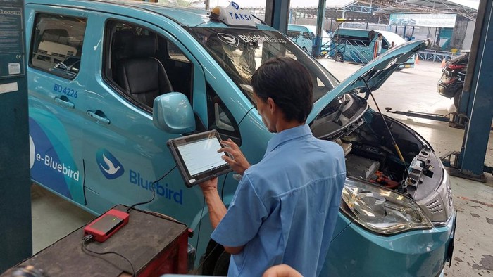 Intip 'Dapur' Taksi Listrik Blue Bird Sebelum Mengaspal PT Blue Bird Tbk terus berupaya meningkatkan kualitas armadanya. Salah satunya lewat pengecekkan berkala saat armada kembali pulang ke pool.