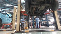 Selanjutnya, mobil akan dibersihkan secara cepat oleh petugas yang stand by. Wakil Direktur Teknik dan Pemeliharaan Blue Bird Astu Rahino Adi mengatakan, proses pembersihan berjalan sangat cepat, hanya sekitar 1 menitan. Kemudian, mobil yang sudah waktunya diservis akan dibawa ke bengkel.