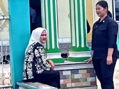 Iriana duduk menunggu Jokowi di depan masjid di Bengkulu (Screenshot video viral di TikTok)
