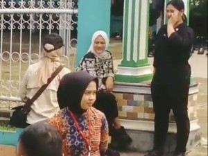 Potret Iriana Tunggu Jokowi Jumatan yang Jadi Perhatian Warga