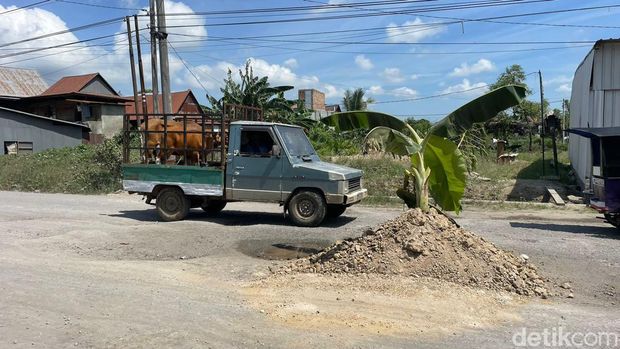 Kondisi Jalan Poros Sidrap-Soppeng di Sidrap, Sulsel.