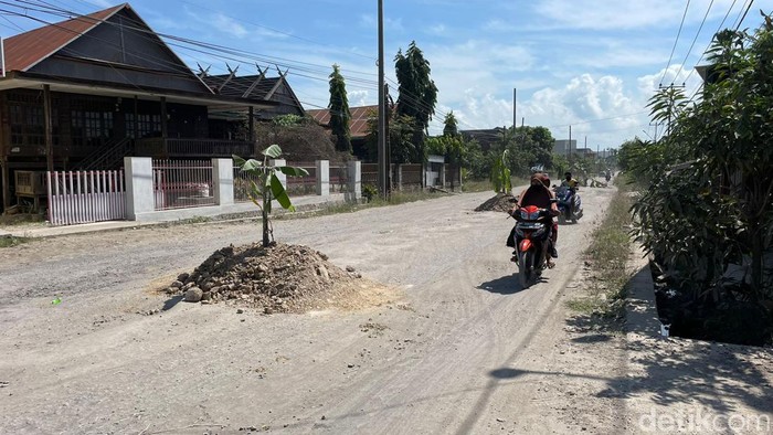 Kondisi Jalan Poros Sidrap-Soppeng di Sidrap, Sulsel.