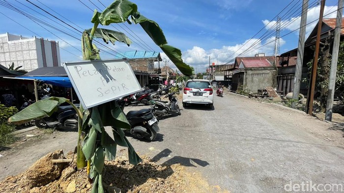 Kondisi Jalan Poros Sidrap-Soppeng di Sidrap, Sulsel.