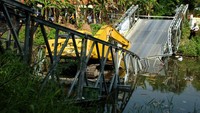 Jembatan bailey (darurat) dengan panjang 27 meter dan lebar 5 meter yang menjadi jembatan sementara penghubung Desa Kupu Kabupaten Tegal dan Desa Jatibarang Brebes tersebut ambruk akibat dilewati alat berat.  