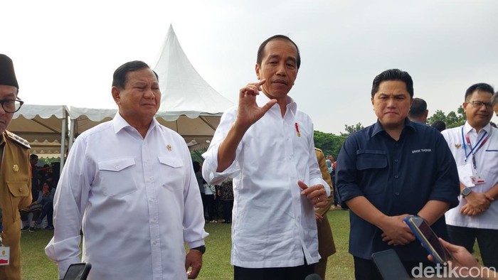 Joko Widodo didampingi Prabowo dan Erick Thohir di Lapangan Rampal Kota Malang.