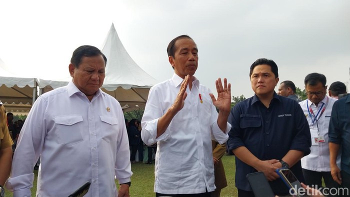 Joko Widodo didampingi Prabowo dan Erick Thohir di Lapangan Rampal Kota Malang.