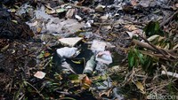 Berdasarkan pantauan pukul 17.00 WIB, terlihat banyak sampah plastik sampai botol yang dibuang sembarangan di selokan tersebut.