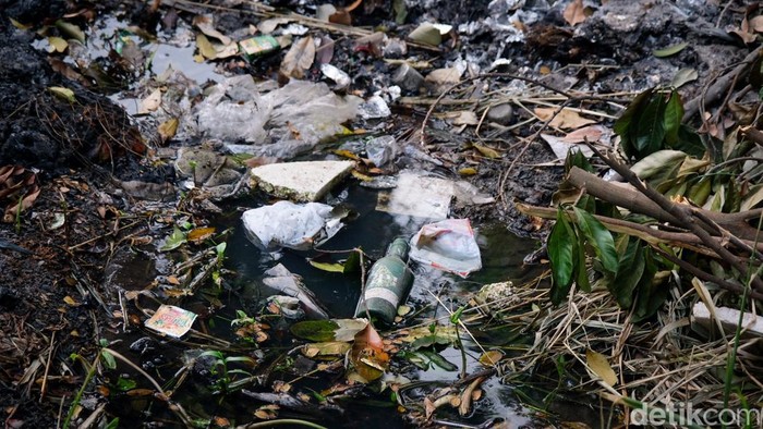 Selokan di depan kantor Kelurahan Pondok Aren, Tangsel, jauh dari kata asri. Di sini, justru tumpukan sampah 'menghiasi' selokan tersebut.