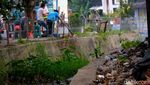 Jorok! Sampah Hiasi Selokan Depan Kelurahan Pondok Aren Tangsel