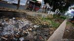 Jorok! Sampah Hiasi Selokan Depan Kelurahan Pondok Aren Tangsel