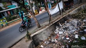 Jorok! Sampah Hiasi Selokan Depan Kelurahan Pondok Aren Tangsel
