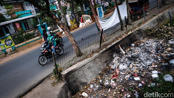 Jorok! Sampah 'Hiasi' Selokan Depan Kelurahan Pondok Aren Tangsel Selokan di depan kantor Kelurahan Pondok Aren, Tangsel, jauh dari kata asri. Di sini, justru tumpukan sampah 'menghiasi' selokan tersebut.