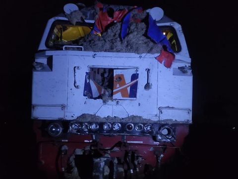 KA 56 Gajayana tertemper truk gandeng di petak Baron, Nganjuk - Kertosono